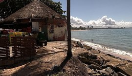 Barraca com risco de desabamento é interditada na Praia da Jatiúca