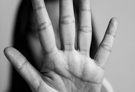 Mulher tem rosto ferido e ensanguentado após ser agredida em Maceió