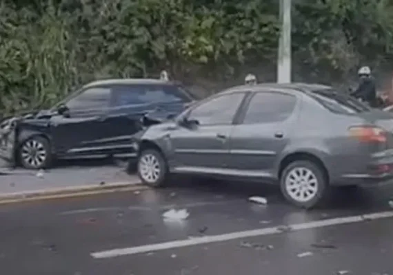 Acidente envolvendo cinco veículos causa congestionamento na Avenida Leste-Oeste