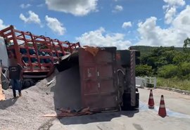 Colisão entre dois caminhões deixa vítima presa às ferragens em Maceió