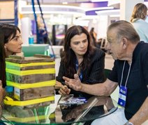 Giovanna Antonelli visita estande do Sistema Faeal no evento NEON 2026