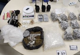 Polícia Civil prende mulher com drogas, arma, rádios comunicadores e balanças de precisão no Jacintinho