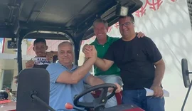 Cabo Bebeto e Alfredo Gaspar participam de entrega de trator agrícola a comunidade sertaneja
