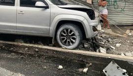 Caminhonete atinge poste e derruba transformador na Leste-Oeste em Maceió