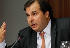 Maia ameaça cortar salário de deputados parados desde a prisão de Lula