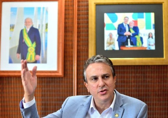 Ministro da Educação desembarca em Maceió para reunião nacional com secretários