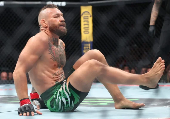 McGregor sofre nova lesão e ficará afastado do UFC por um ano