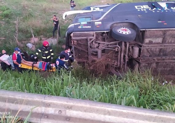 Causa do acidente com ônibus de Devinho Novais foi excesso de velocidade