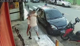 Câmera flagra pai abraçando filha que escapou do atropelamento que matou dois irmãos alagoanos