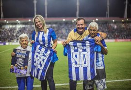 Casal de idosos é homenageado pelo CSA no intervalo do jogo contra o Confiança