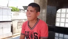 Jovem mora em cemitério e dorme em túmulos abertos, 'tem que ter medo de quem tá vivo”