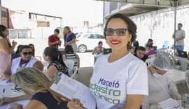 Moradores do Jacintinho recebem serviços do Cadastro Único