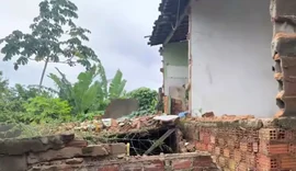 Há 5 anos interditada, casa ameaça desabar sobre vizinhos no Petrópolis após chuvas fortes