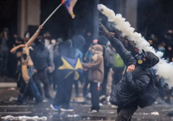 Protesto de estudantes termina em confronto com a polícia na Argentina