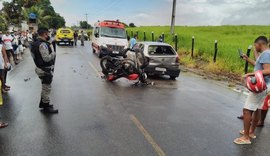 Colisão traseira entre carro e moto deixa duas pessoas feridas na AL-410, em Atalaia