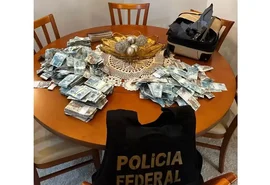 Dinheiro é arremessado de apartamento durante operação da PF
