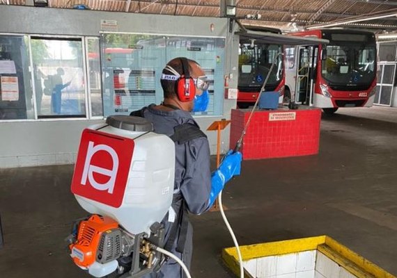 Empresas de ônibus deverão pulverizar terminais, determina prefeitura