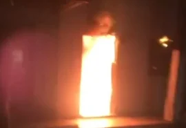 Homem incendeia casa após término e é agredido no Jacintinho