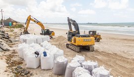 Obras de contenção do mar no Pontal da Barra são executadas em Maceió
