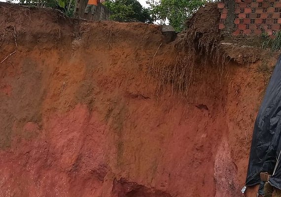 Parte de muro cede em condomínio do Jardim Petrópolis