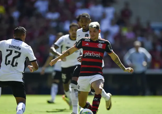 Botafogo vence Flamengo no Maracanã por 2 a 0