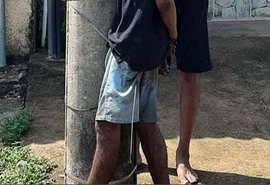 Moradores salvam vizinha de estupro e amarram acusado a poste