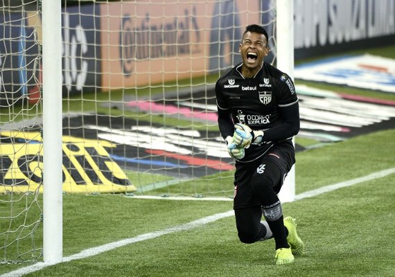 Diogo Silva lidera ranking de defesas difíceis da Série B