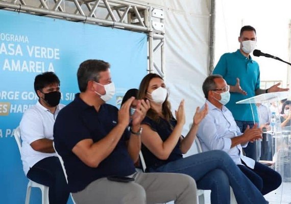 Deputados participam da entrega de 192 casas na cidade de Campo Alegre