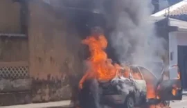 Carro pega fogo e assusta moradores em interior de Alagoas