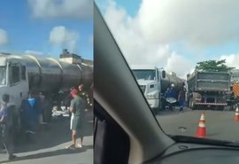 Colisão entre caminhão e carreta travam trânsito no Clima Bom