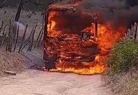 Ônibus escolar pega fogo e fica destruído em interior alagoano