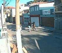 Mulher é agredida após discussão por saco com fezes de cachorro em SP