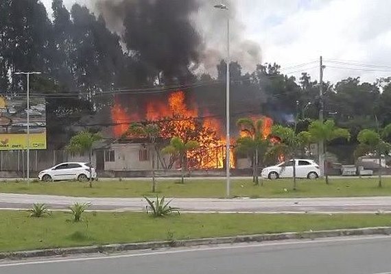 Incêndio atinge alojamento de funcionários da construção do viaduto da PRF, na Via Expressa