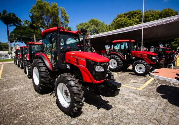 31 novos tratores são entregues à municípios para fortalecer agricultura familiar em AL
