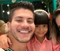 ''De pobre'': filha de Maira Cardi e Arthur Aguiar debocha de celular de cozinheiro