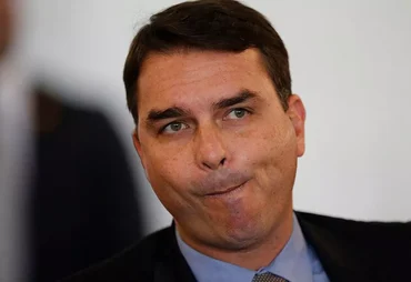 Anotações de Flávio Bolsonaro revelam disputas e pedidos milionários