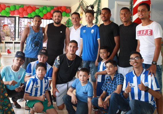 Pacientes da Casa da Criança recebem visita de Jogadores do CSA