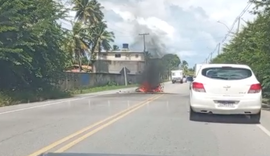 Moto pega fogo após colisão na AL-101 Norte, em Maceió