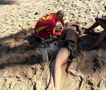 Bombeiros resgatam vítima de afogamento na praia de Jacarecica, em Maceió