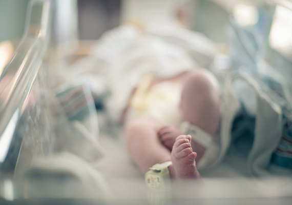 Recém-nascido sobreviveu seis horas dentro de uma geladeira do necrotério