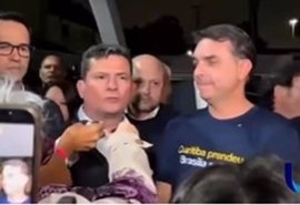 Flávio Bolsonaro é cobrado por populares sobre contas de Daniel Vorcaro durante entrevista