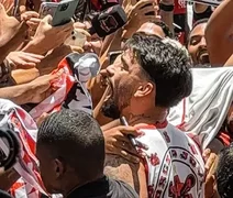 Paquetá desembarca no Rio e celebra retorno ao Flamengo