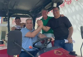 Cabo Bebeto e Alfredo Gaspar participam de entrega de trator agrícola a comunidade sertaneja