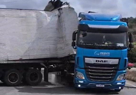 Colisão entre caminhões deixa trânsito lento na BR-101, em Pilar