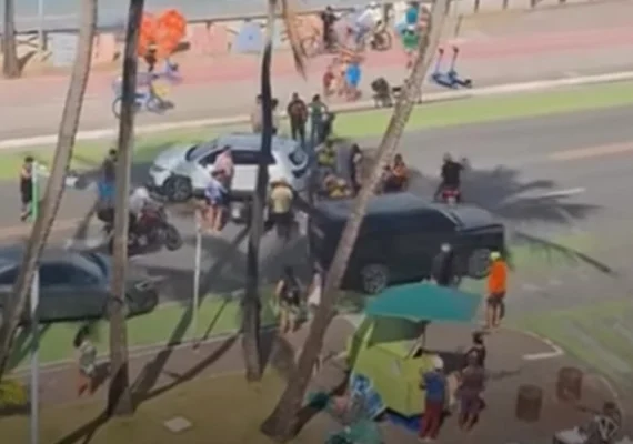 Motociclista sofre fraturas após colisão em frente ao totem 'Eu Amo Maceió'
