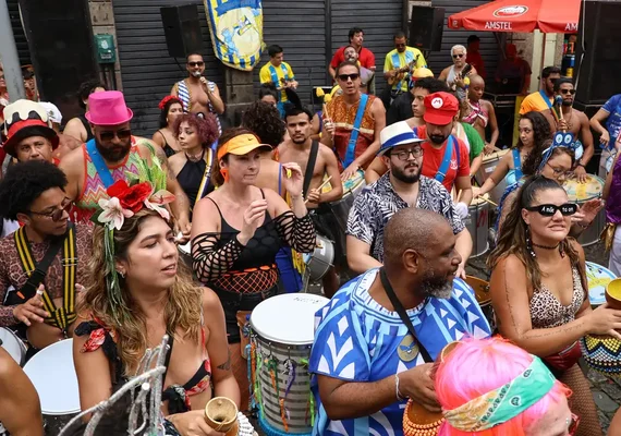 Saiba como proteger seu celular de golpes durante o carnaval