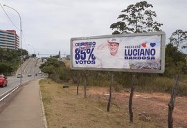 Prefeito reeleito de Arapiraca 'invade' Maceió com outdoors de agradecimento