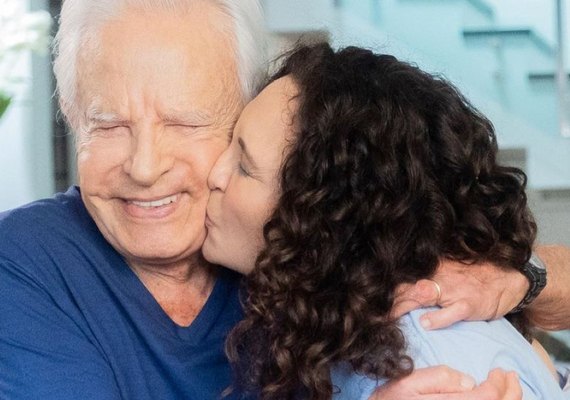 Cid Moreira posta fotos românticas com a sua esposa após polêmicas