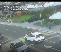 Mulheres são atropeladas na faixa de pedestres na orla de Ponta Verde; motorista fugiu