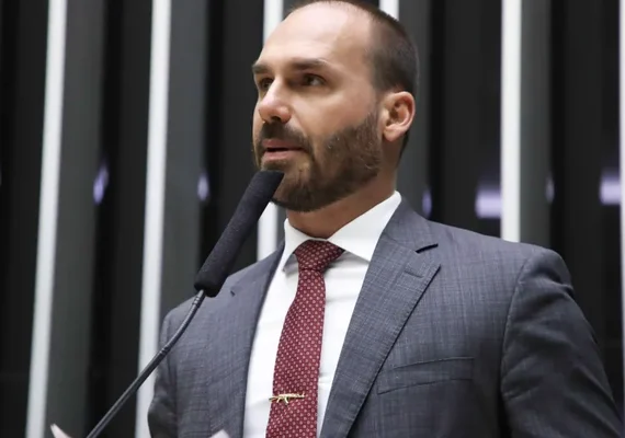 Financial Times vê crise no bolsonarismo e fracasso da ofensiva de Eduardo nos EUA